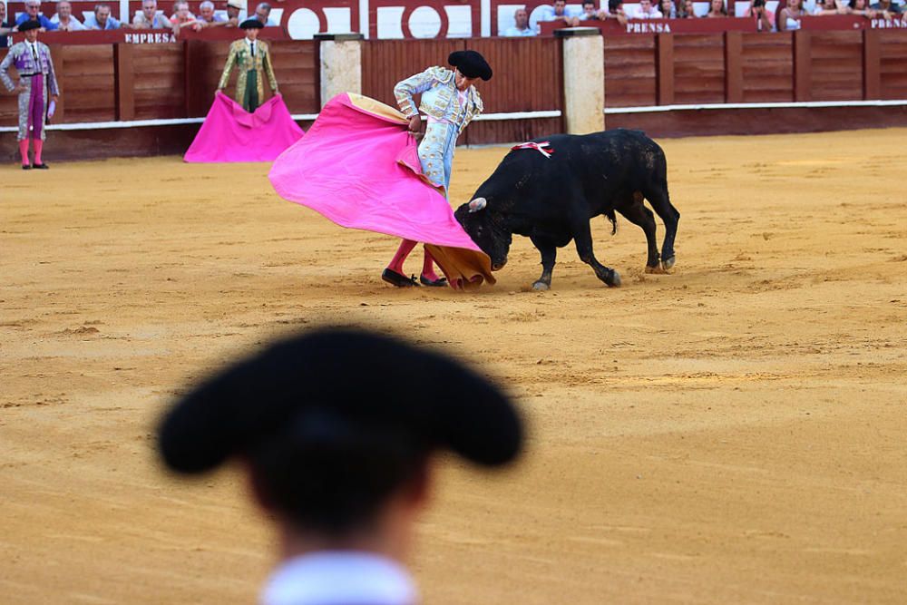 Más de siete mil personas presencian una final del Certamen de Escuelas Taurinas de buen nivel en la que el triunfador fue Miguel Aguilar y en la que también destacó el almeriense Jorge Martínez