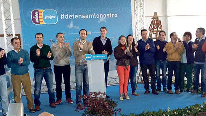 Detrás del presidente Bauzá (centro) se ve un panel con el logotipo del PP sobre la bandera de Mallorca.