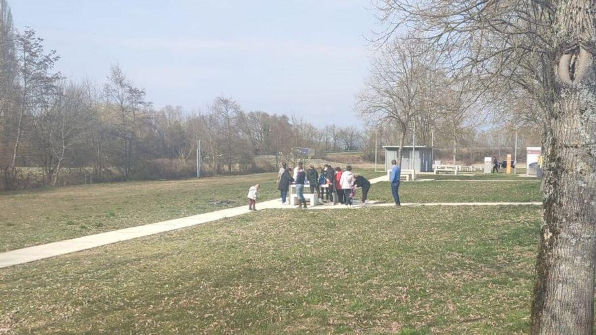 Parte de la expedición cacereña junto a los refugiados, ayer en una parada durante el viaje.