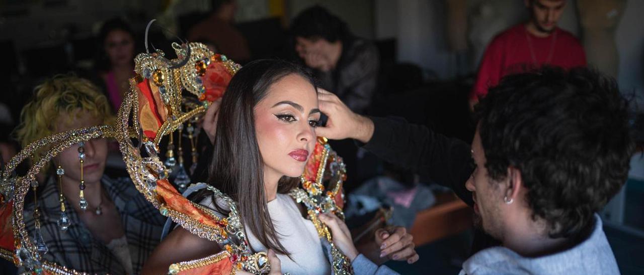 Alexis Santana y alumnos del Fernando Estévez recrean el vestido de la Reina del Carnaval 2026: "Una ilusión enorme"