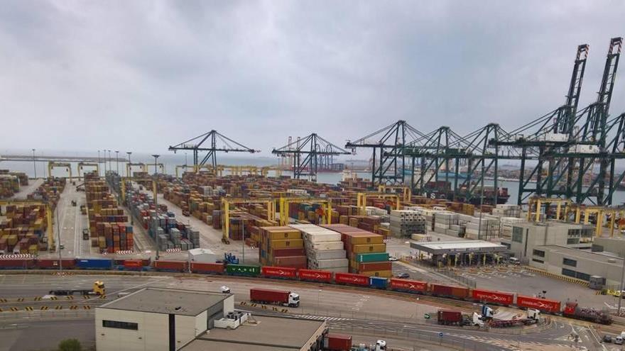 Terminal de contenedores del Puerto de Valencia, comunicada por ferrocarril.