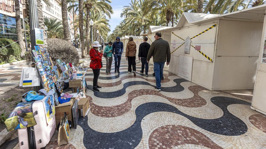 Hosteleros y vecinos lamentan la marcha de los &quot;hippies&quot; de la Explanada
