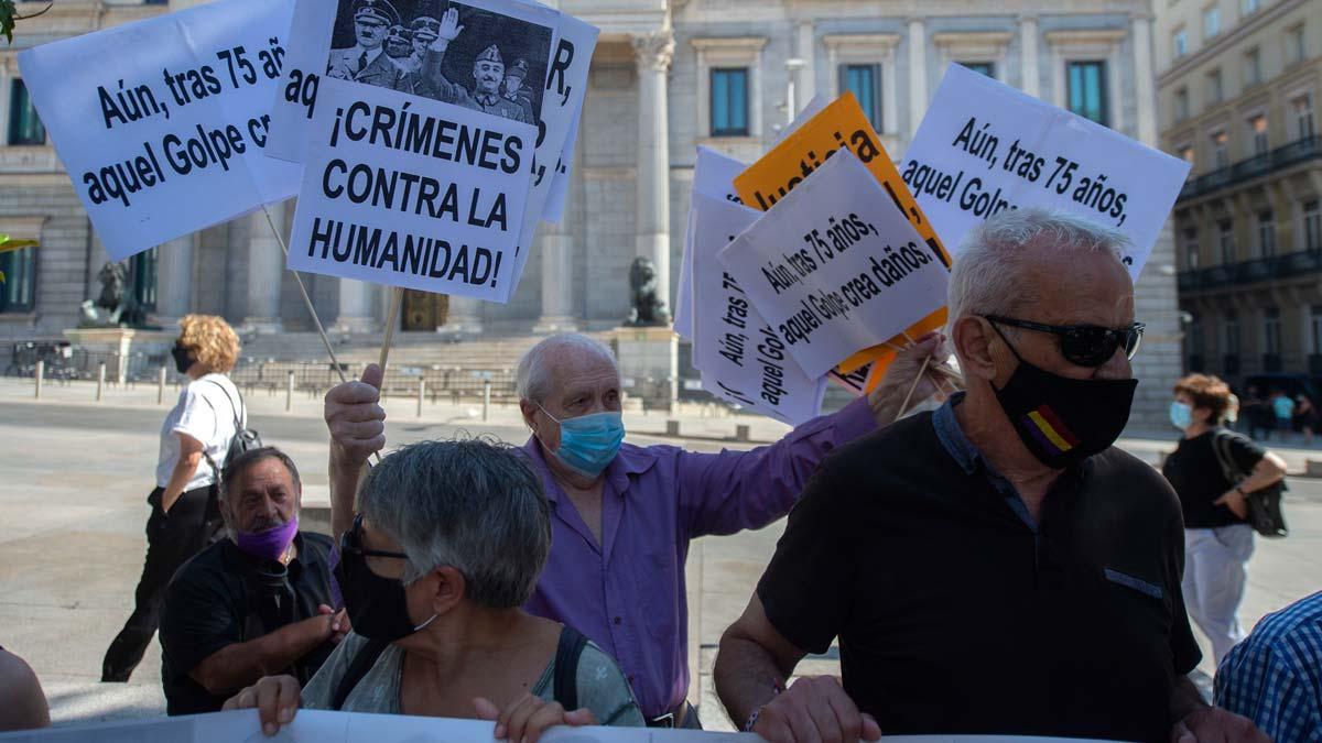 Una concentración reclama frente al Congreso una Ley de Memoria contra la impunidad del Franquismo