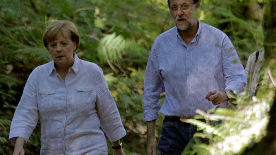 Merkel y Rajoy recorren un tramo del Camino de Santiago // EFE