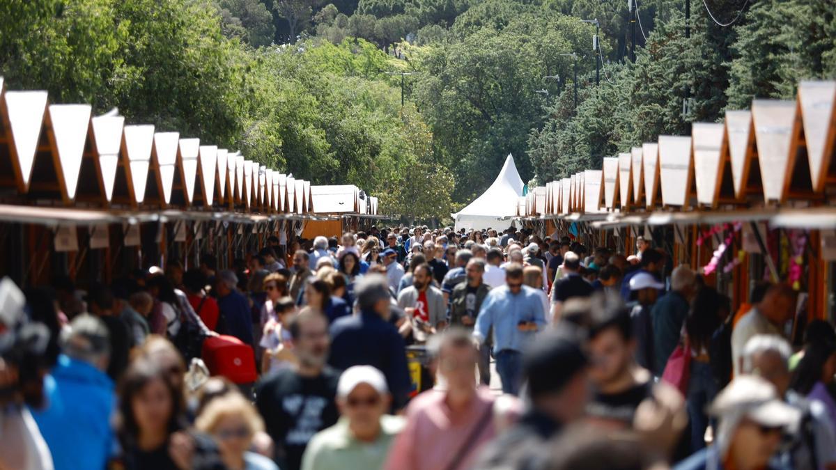 En imágenes | Arranca la Feria del Libro de Zaragoza en el Parque Grande