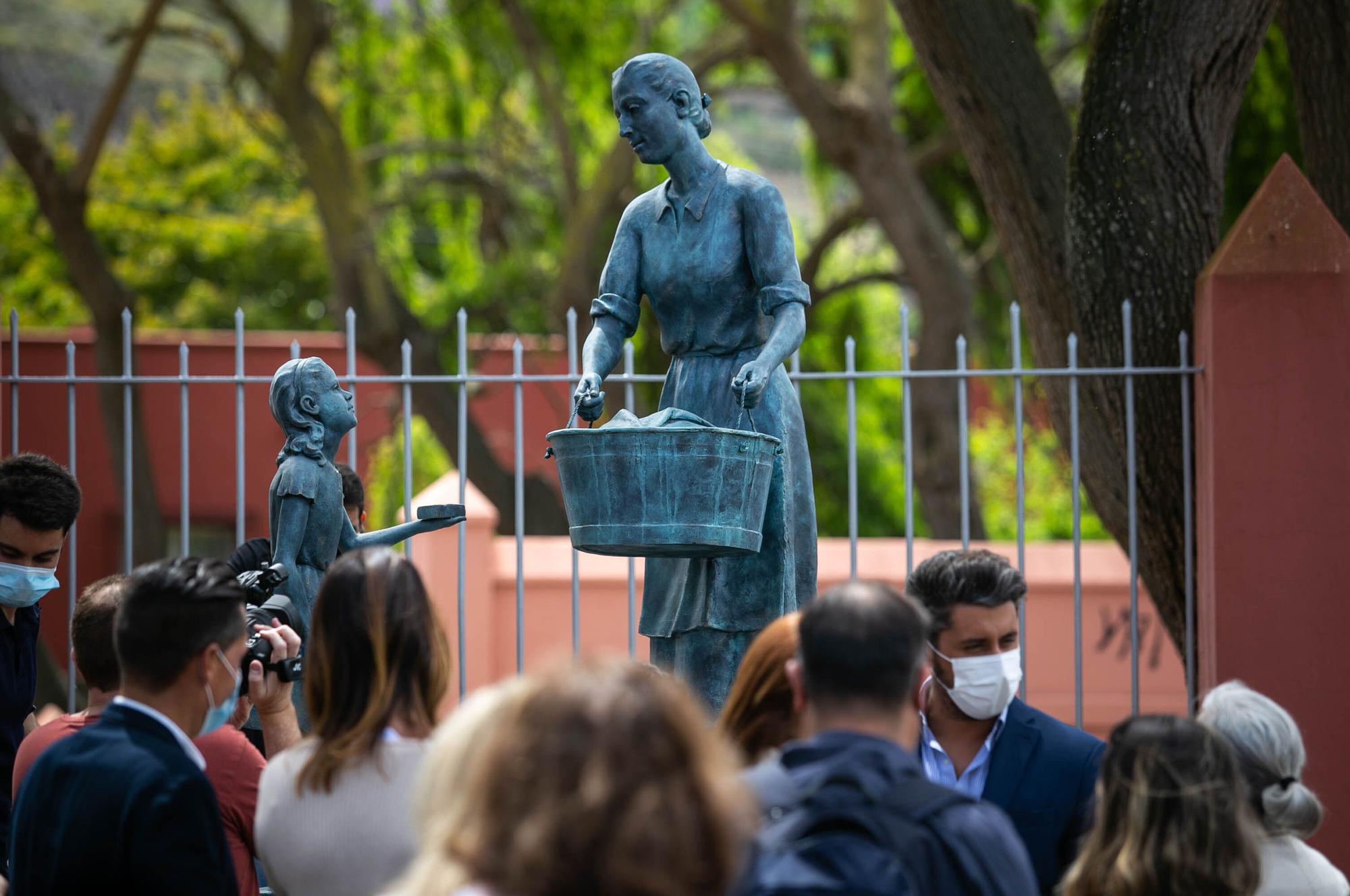 Inauguración de la escultura de La Lavandera