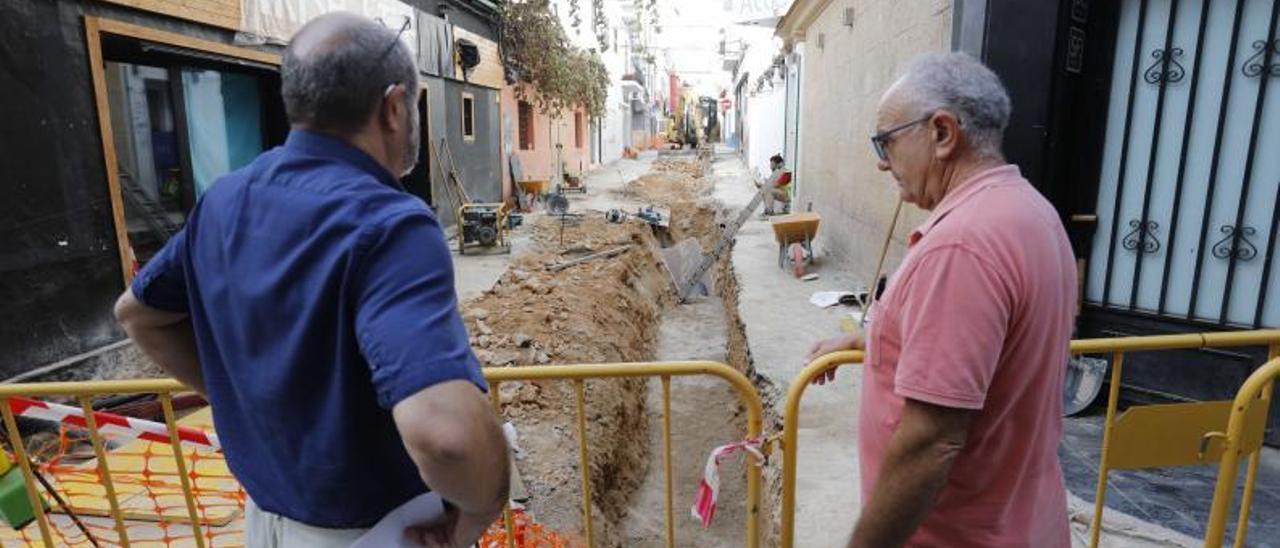 Antoni Tur y Joan Torres observan las obras de la calle Cristòfol Colom. | VICENT MARÍ
