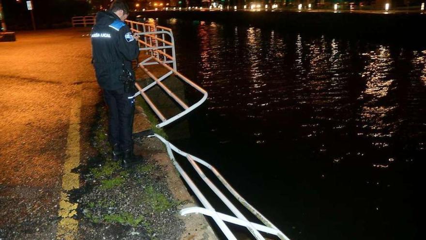 Una mujer y su hijo salvan la vida tras caer su coche al agua en el puerto de As Corbaceiras