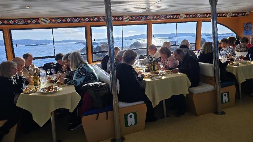 Turistas durante un almuerzo a bordo del restaurante marinero «Fly Delfín», la semana pasada .