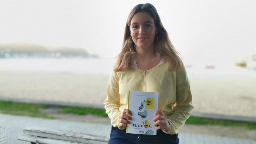 Paula Juncal con su libro, esta semana en Banda do Río. // S.Álvarez