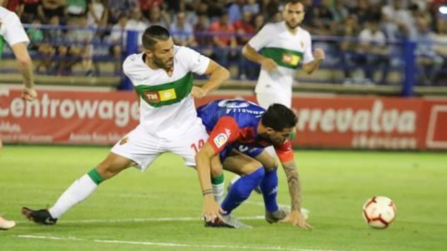 El franjiverde Xavi Torres pugna con un rival del Extremadura en el partido de la primera vuelta.