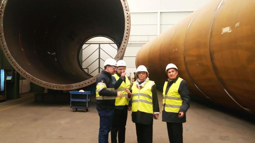 El consejero Enrique Fernández, durante su visita a las instalaciones de Windar Renovables, acompañado de la alcaldesa de Avilés, Mariví Monteserín, y los responsables de la empresa, Daniel y Orlando Alonso.