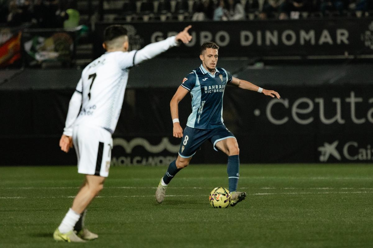 Isma Ruiz busca un pase.