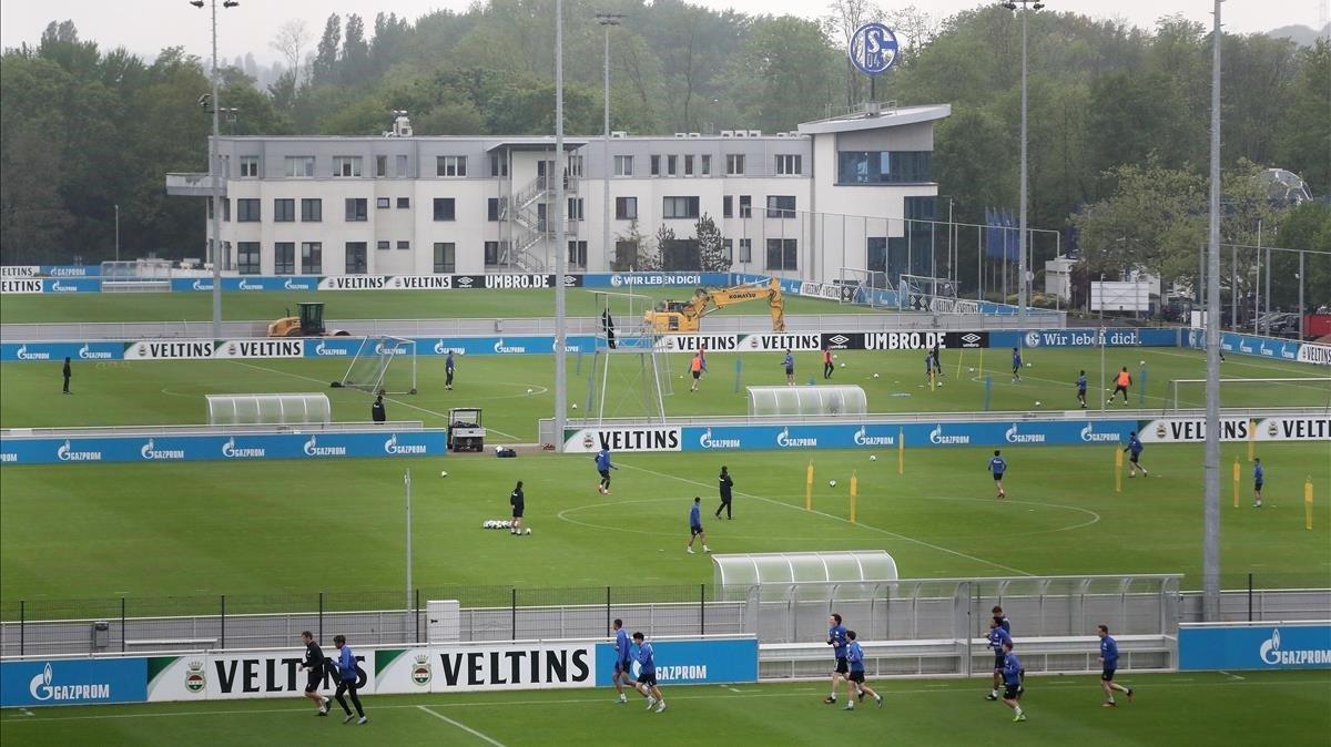 marcosl53268156 gelsenkirchen  germany   29 04 2020   schalke players attend200430132904