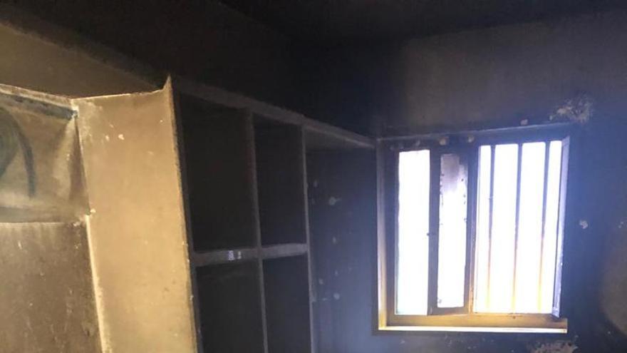 Un preso causa un incendio en su celda de Aislamiento en Villena para protestar