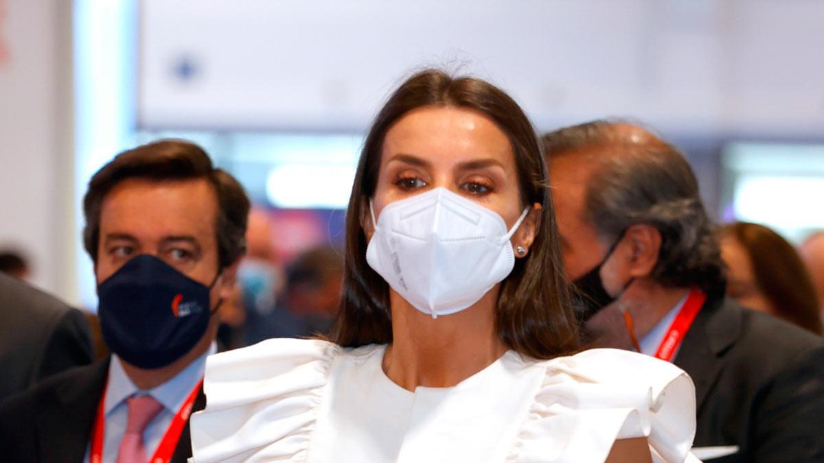 La reina Letizia brilla con un mono con volantes de The IQ Collection, la marca de moda de Inés Domecq