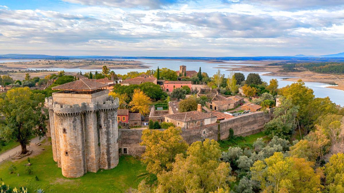 El castillo más romántico del mundo está en una isla fluvial de Extremadura
