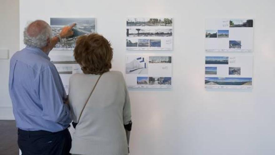 Ciudadanos en la exposición del plan de la marina en el edificio Veles e Vents.