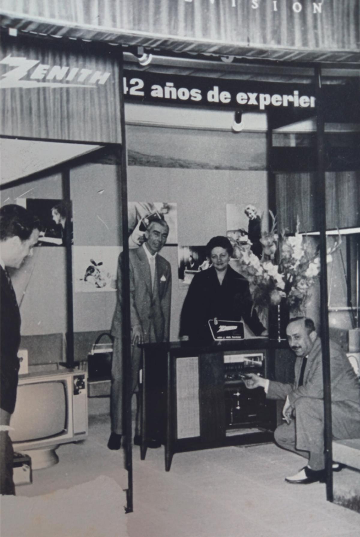 Juan Portela Seijo y su mujer María, en un Stand de Zenith en 1964