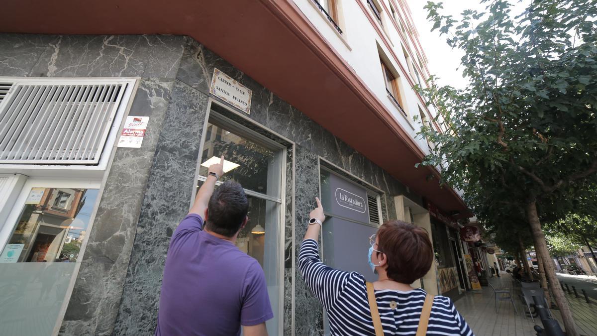 Unos vecinos señalan la placa de la calle Santos Vivanco que se sustituirá en breve por la de Joan Fuster.