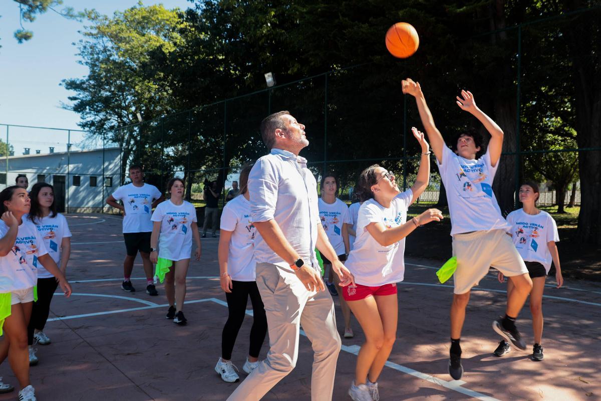 El conselleiro Campos jugó con los participantes al baloncesto.