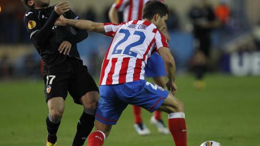 Jordi Alba recibe un fuerte golpe de Diego en el partido de ayer.