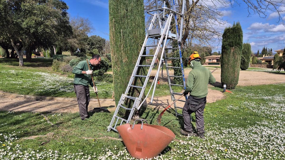 Activitats laborals de la Fundació Altem de Figueres en jardineria.