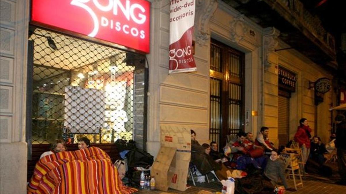 Gente haciendo cola ante la tienda para el concierto de U2 del 2005.