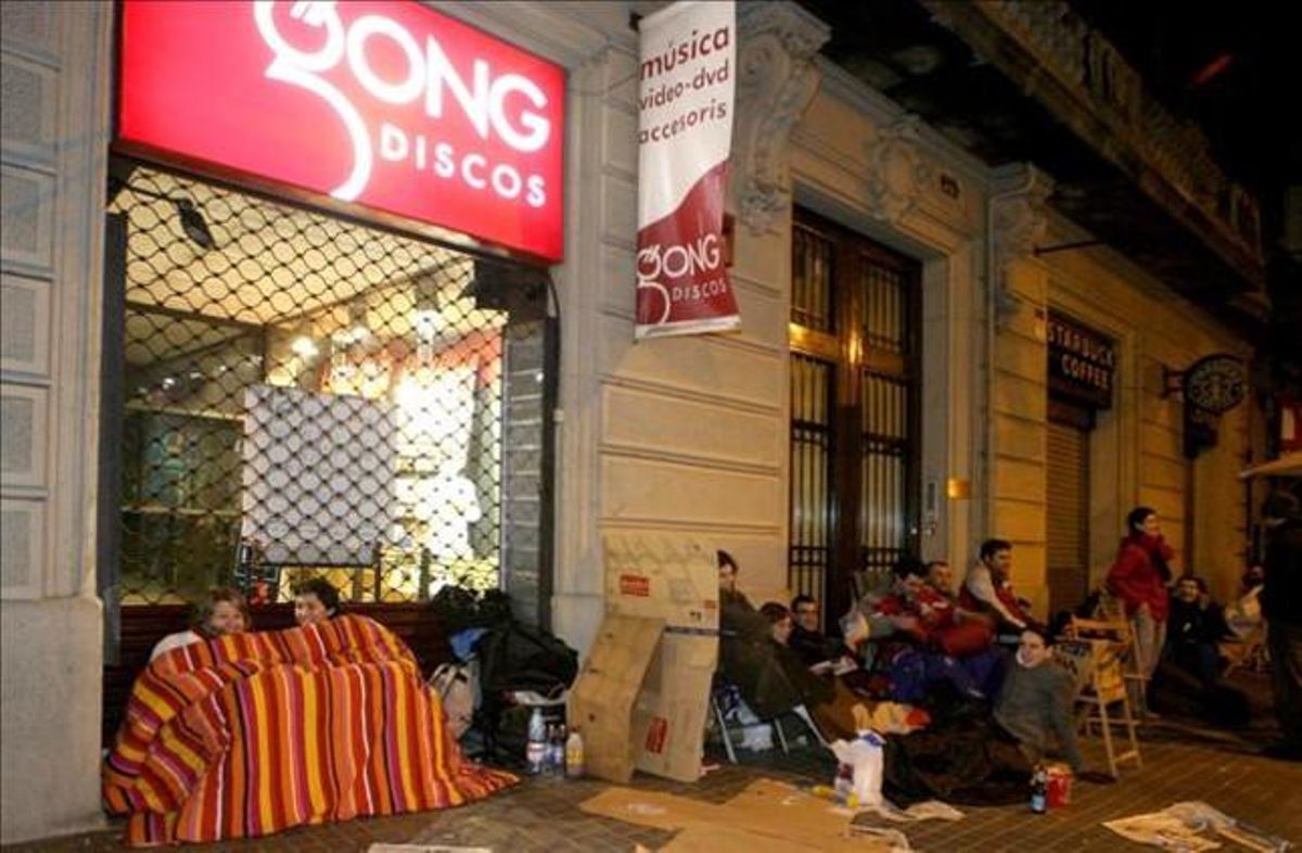 Gent fa cua davant de la botiga per al concert d’U2 del 2005.