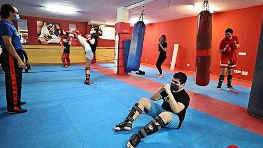 Un reducido grupo de alumnos de kick boxing entrenando ayer con el técnico David Serra en el gimnasio Budoka de Ibiza.