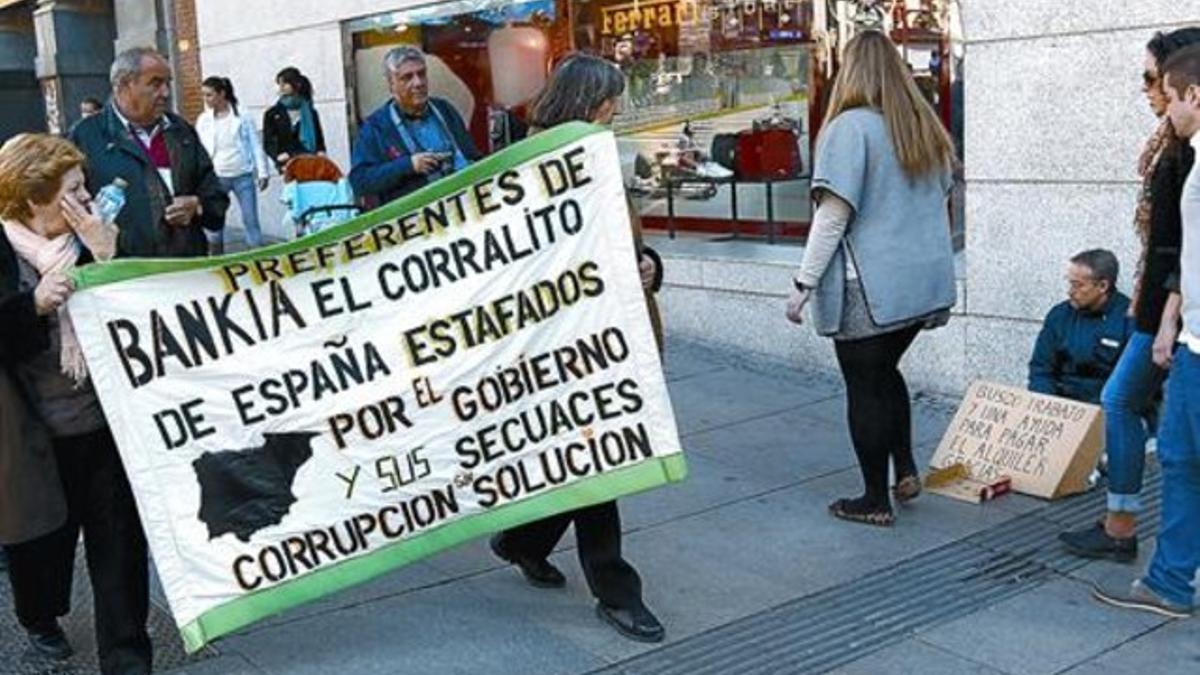 Afectados por las preferentes de Bankia se manifiestan en la plaza de Callao, en el centro de Madrid.