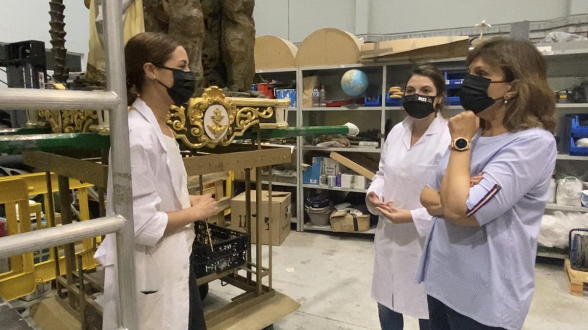 La alcaldesa Carmen Martínez visitó el taller de restauración