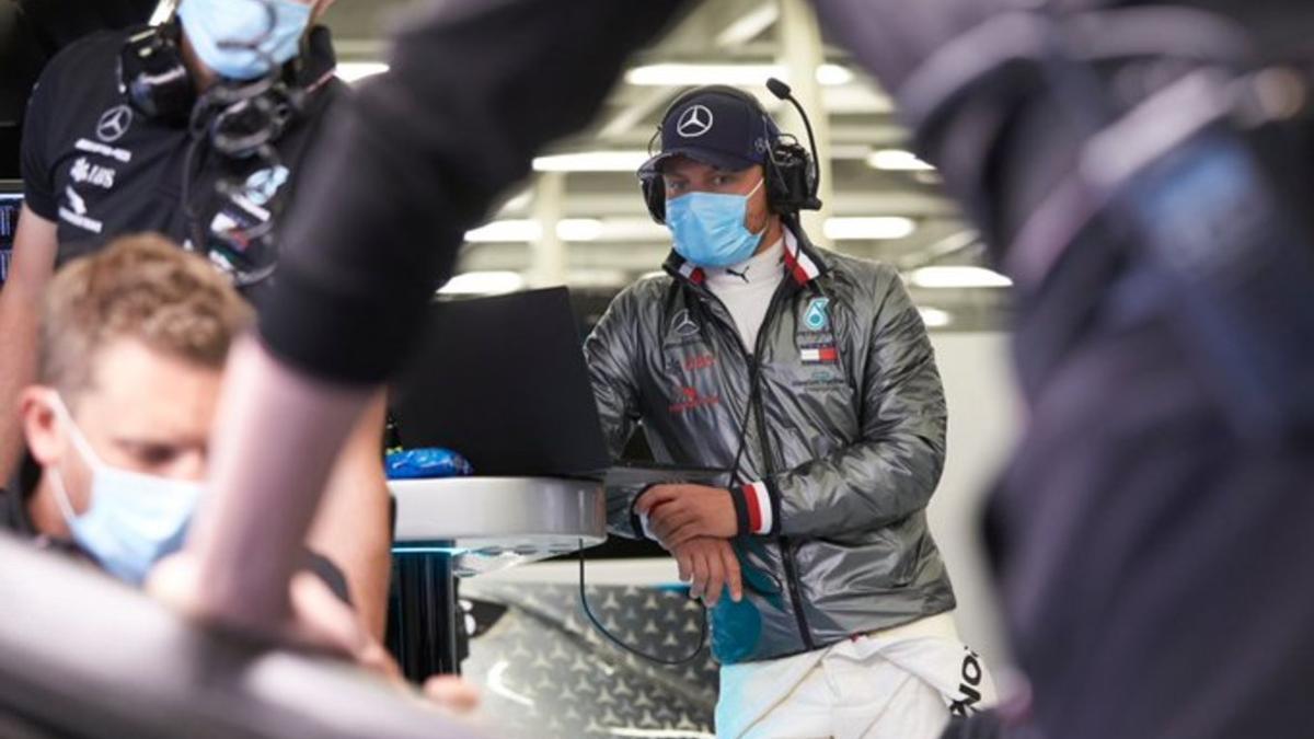 Bottas, con mascarilla, en el test de Silverstone