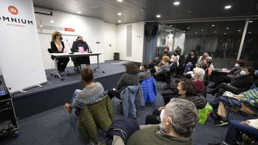Carme Junyent omple la sala d’actes de la biblioteca de Figueres