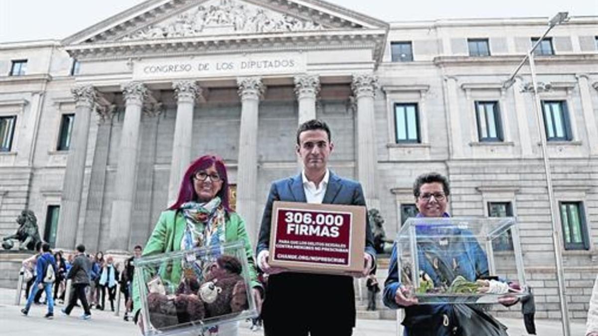 Entrega de firmas en el Congreso, contra la prescripción delos delitos de pederastia.