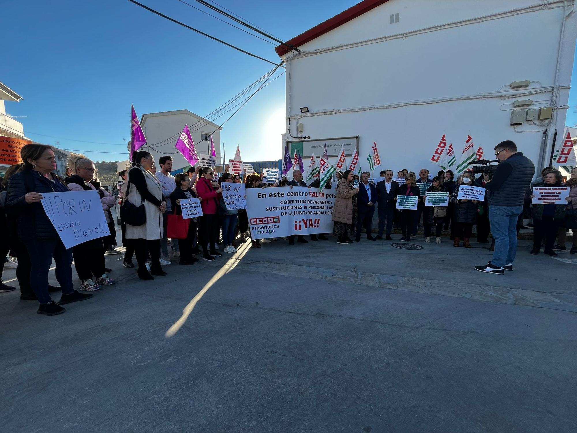 Concentración de familias del CEIP Miguel Berrocal de Villanueva de Algaidas.