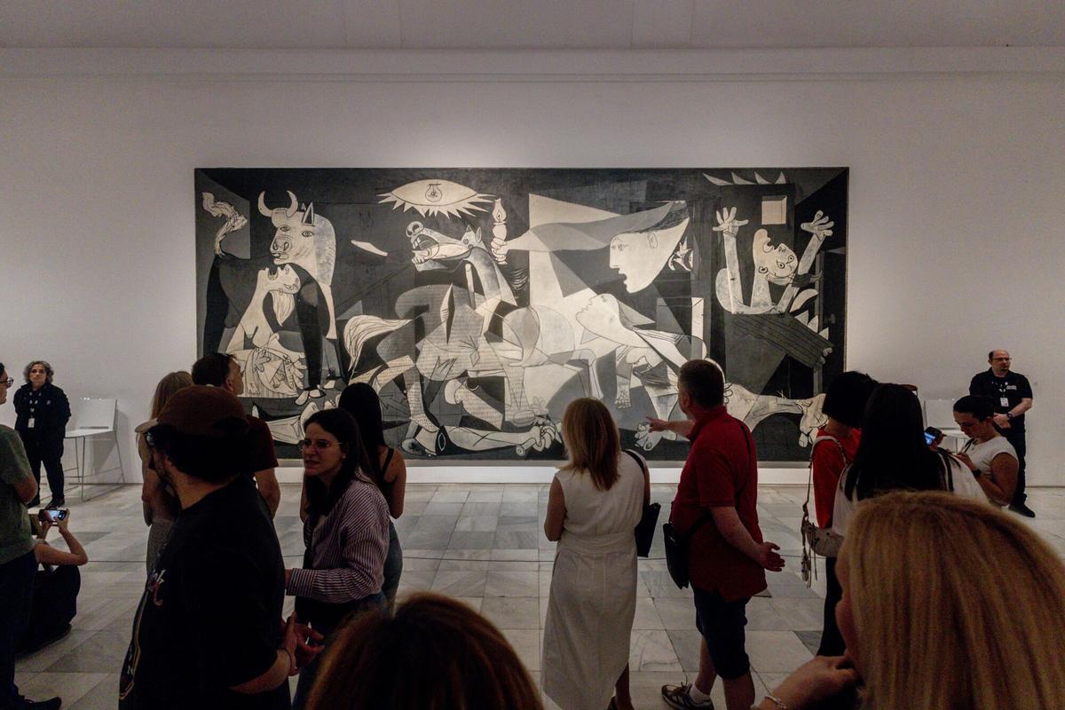 17/05/2025 Varias personas en el Museo Reina Sofía, un día antes del Día de los Museos, a 17 de mayo de 2025, en Madrid (España). Los museos madrileños participan en la celebración del Día Internacional de los Museos con un amplio conjunto de iniciativas preparadas por sus museos, que invitan a los ciudadanos a visitarlos, bajo el lema ‘El futuro de los museos en comunidades en constante cambio’. El objetivo del Día Internacional de los Museos (DIM), que tuvo su primera edición en 1977, es concienciar sobre el valor de las instituciones museísticas como un medio para el intercambio social y cultural, la comprensión mutua, la colaboración y la paz. POLITICA Ricardo Rubio - Europa Press