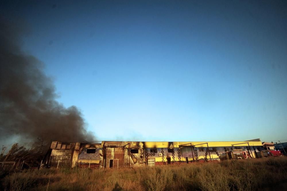 Arde una tienda de neumáticos en Murcia