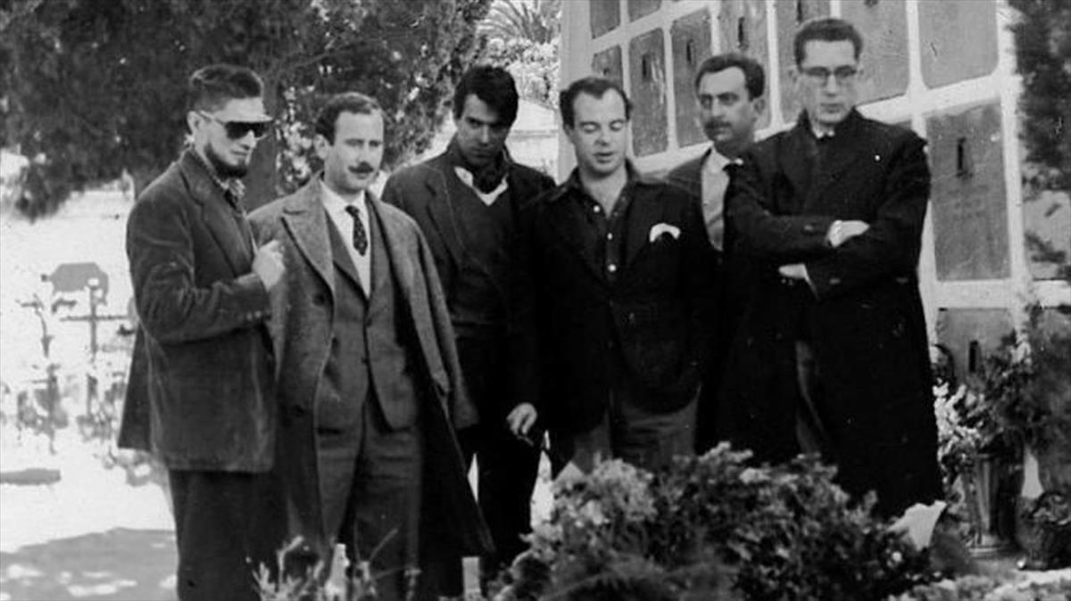 De izquierda a derecha, Carlos Barral, Caballero Bonald, Luis Marquesán, Gil de Biedma, Ángel González y Joan Ferraté, junto a la tumba de Antonio Machado en Colliure en 1959.