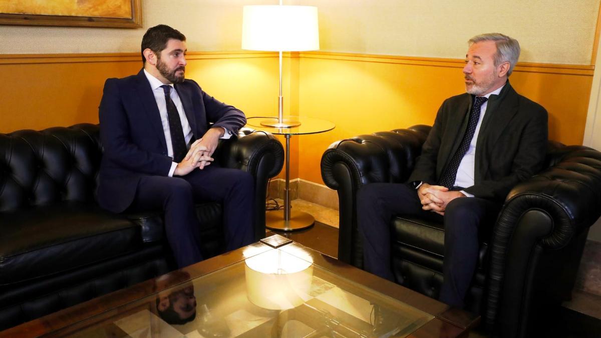 El portavoz de Vox, Alejandro Nolasco (izqda), y el presidente de Aragón, Jorge Azcón, durante una reunión para acordar los presupuestos de 2026