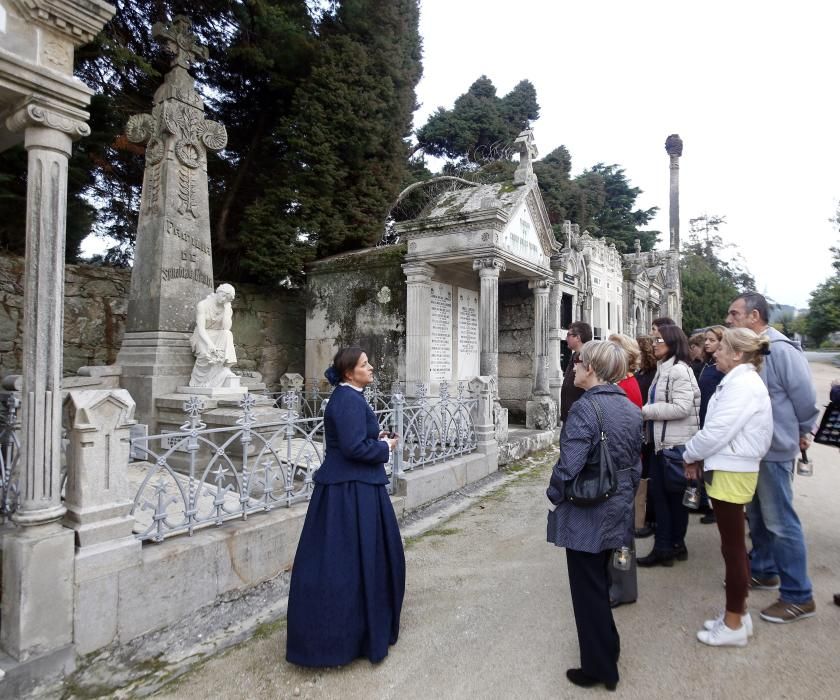 A la luz de las velas por panteones ilustres de Vigo // R.Grobas