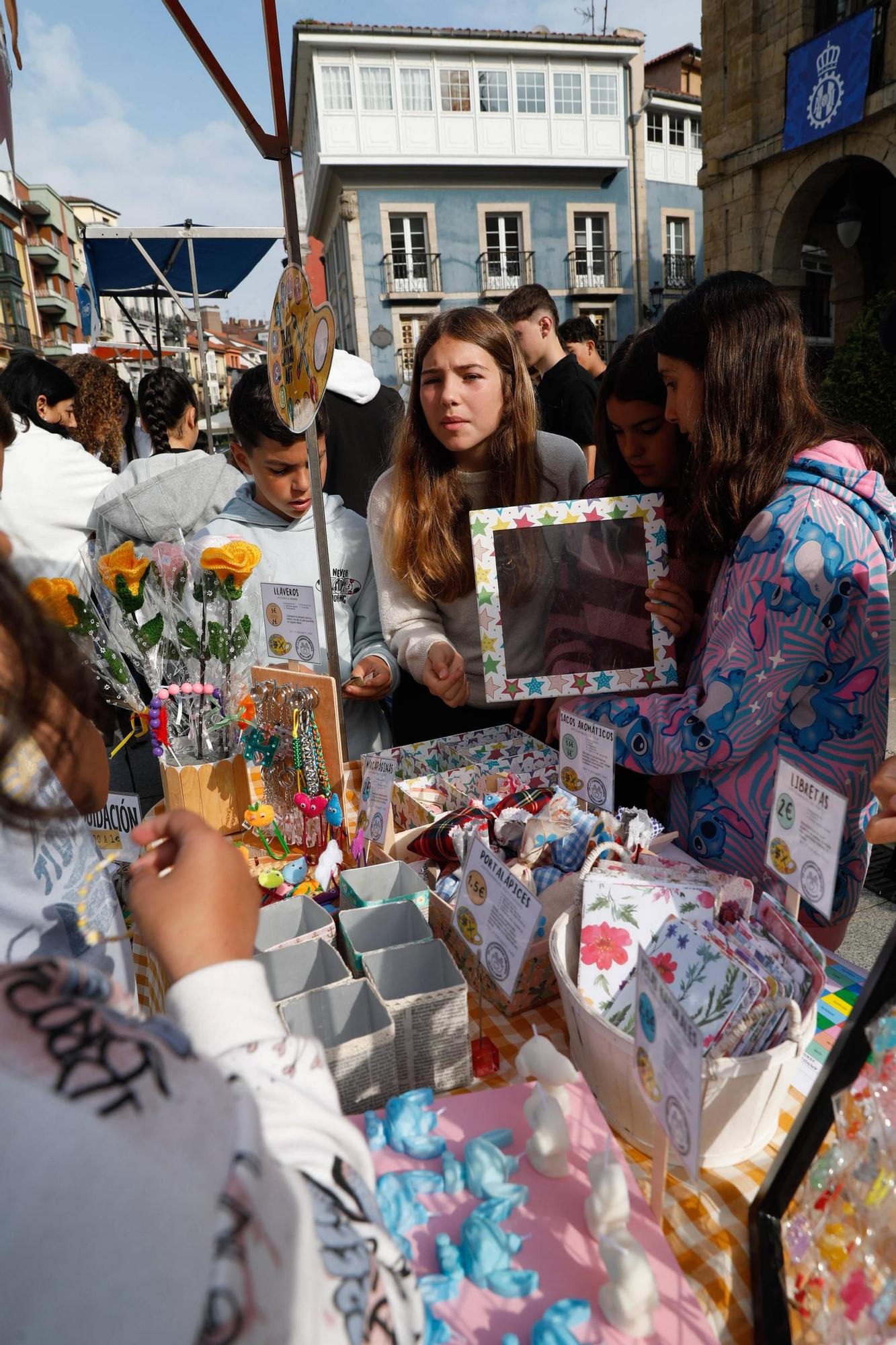 EN IMAGENES: El mercado de cooperativas escolares en Avilés