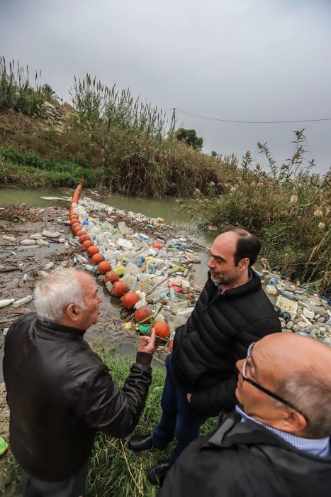 La Conselleria de Medio Ambiente y la CHS impulsan medidas para evitar la contaminación del Segura en la Vega Baja por sólidos flotantes.