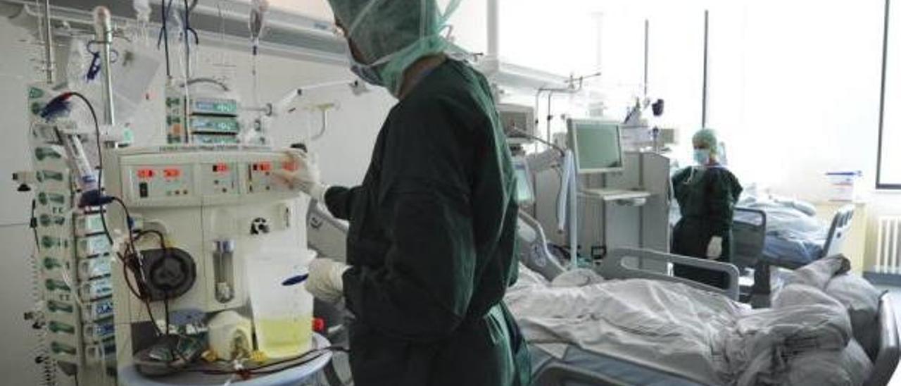 Un enfermero revisa una máquina de diálisis.