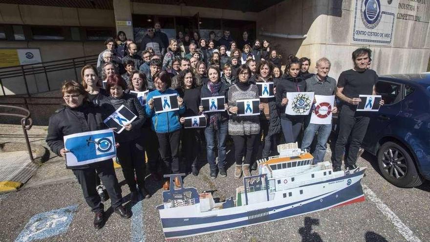 Trabajadores del Oceanográfico, ayer, durante la protesta en el centro de cabo Estai. // Fotos: Cristina Graña