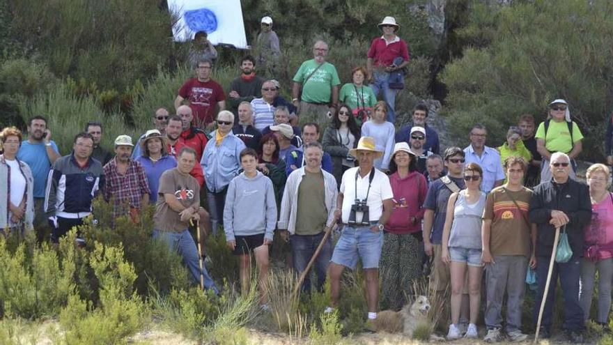 Participantes en el acto reivindicativo celebrado ayer en Peña Mira.