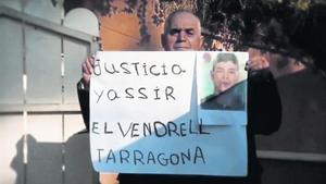 El pare de Yassir El Younoussi protesta per la mort del seu fill.