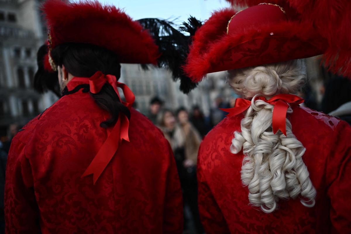 Trajes tradicionales desfilan durante el carnaval de Venecia