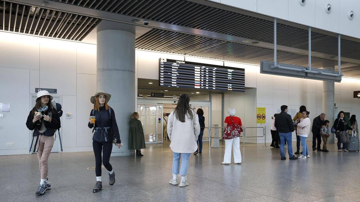 El Aeropuerto de Santiago-Rosalía de Castro pierde un 10% de pasajeros en junio.