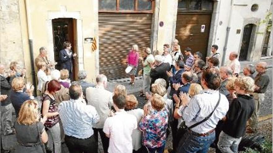 Els assistents a l&#039;acte de descoberta de la placa aplaudint davant la casa de Santaló, a la plaça de Sant Pere.